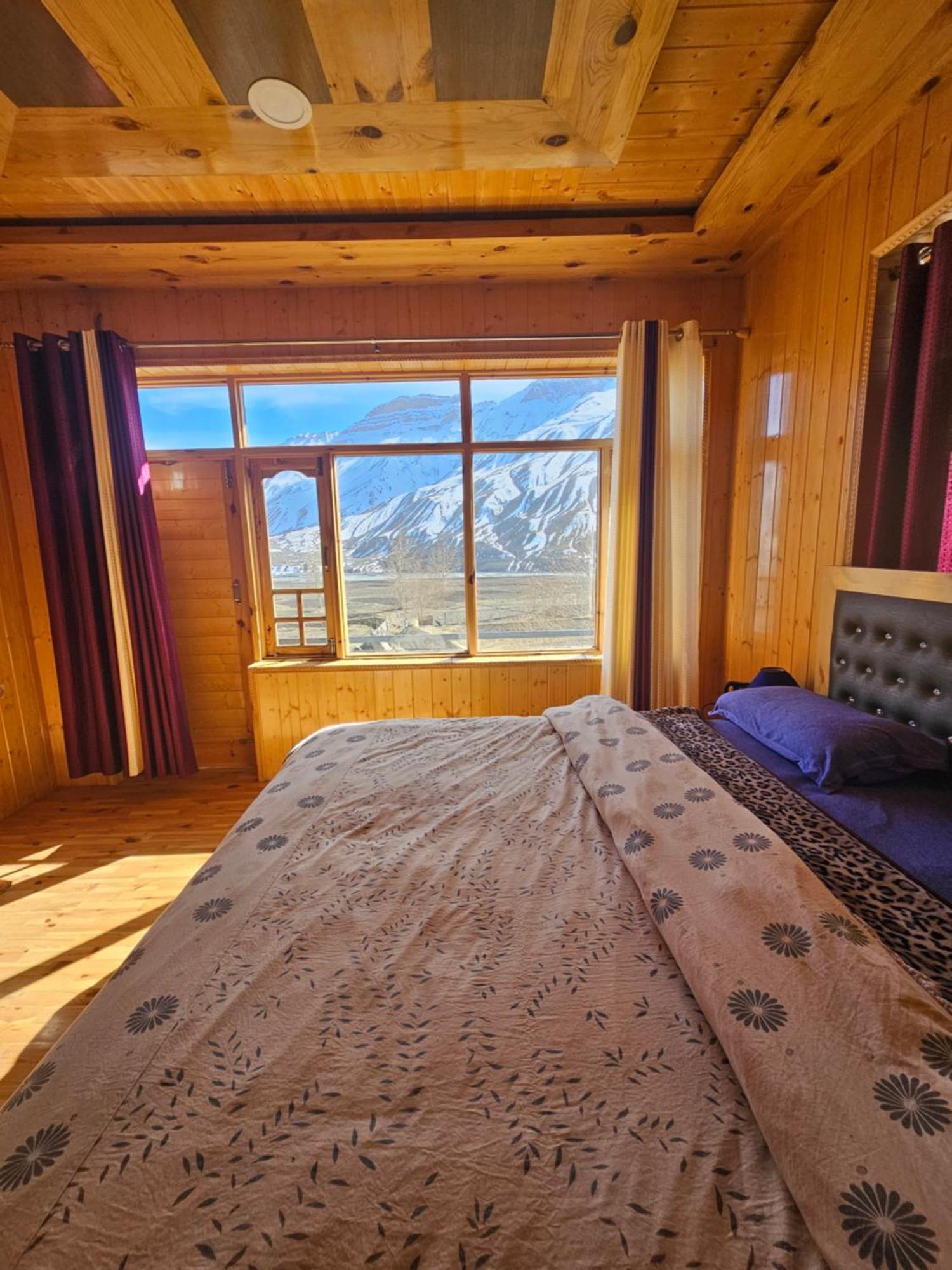 The Alpinist Cafe And Retreat Hotel Kaza Room photo