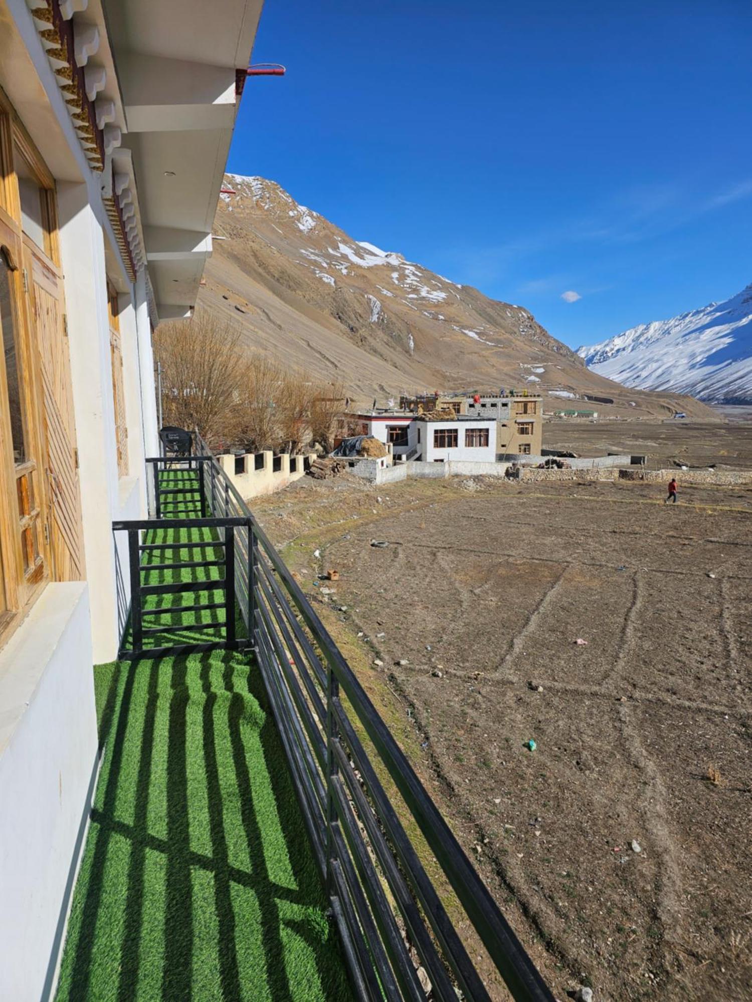 The Alpinist Cafe And Retreat Hotel Kaza Room photo