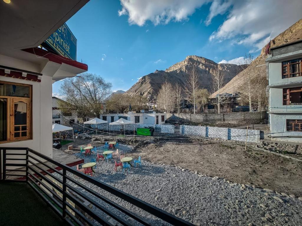 The Alpinist Cafe And Retreat Hotel Kaza Room photo