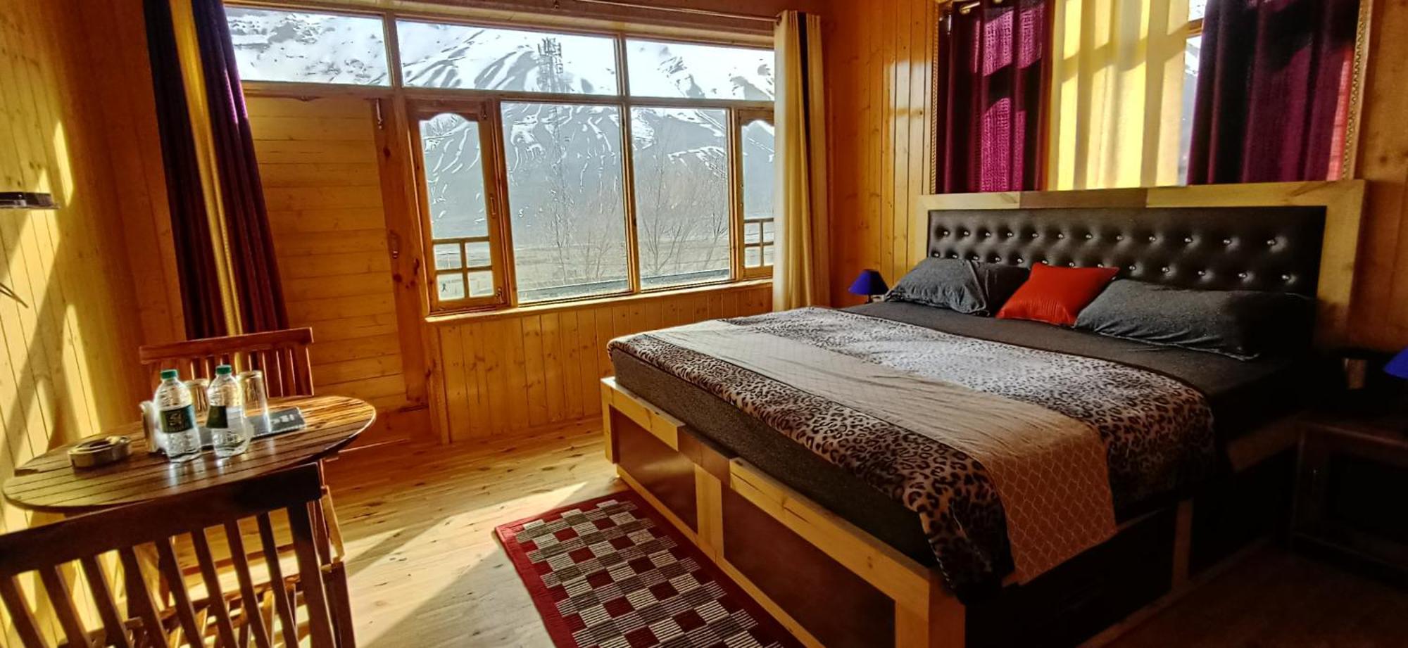 The Alpinist Cafe And Retreat Hotel Kaza Room photo